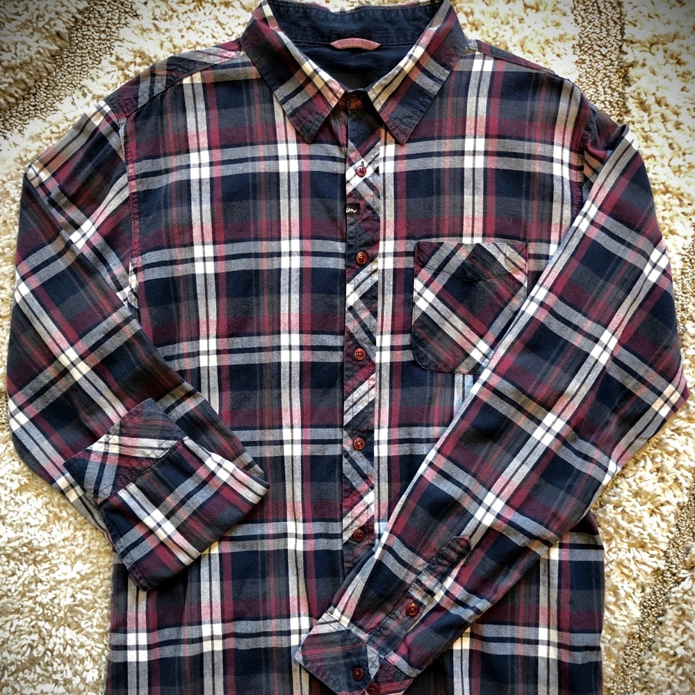 Men’s Button Up Collared Shirt. Size medium